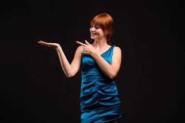 Sunu gösterilen, afiş üzerinde işaret eden genç oynak kadın