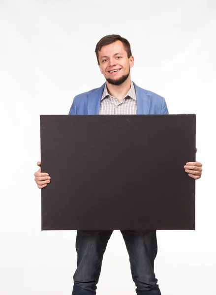 Junger glücklicher Mann zeigt auf Plakat — Stockfoto