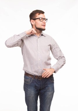 Sunu gösterilen, afiş üzerinde işaret eden genç seksi adam