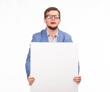 Sunu gösterilen, afiş üzerinde işaret eden adam genç hareketlendirdi