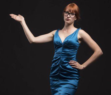 Sunu gösterilen, afiş üzerinde işaret eden genç ciddi kadın