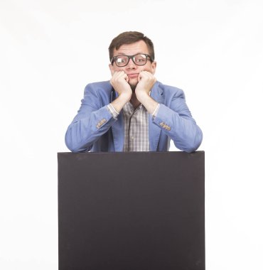 Sunu gösterilen, afiş üzerinde işaret dalgın delikanlı