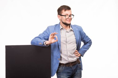 Sunu gösterilen, afiş üzerinde işaret mutlu delikanlı