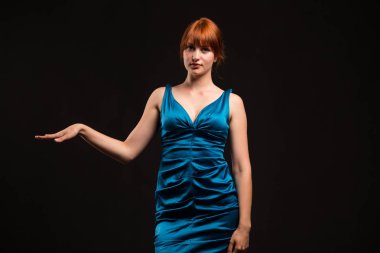 Sunu gösterilen, afiş üzerinde işaret eden genç ciddi kadın