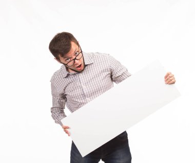 Genç sunu gösterilen, afiş üzerinde işaret eden adam şaşırttı