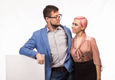 Sunu işaret gösterilen genç mutlu çift tasarlamak