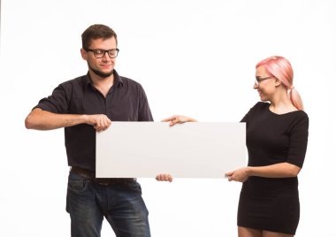 Genç çift gösteren sunu işaretleme tasarlamak