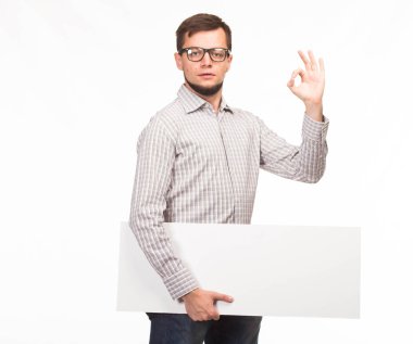 Sunu gösterilen, afiş üzerinde işaret eden genç gizemli adam