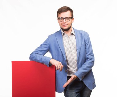 Sunu gösterilen, afiş üzerinde işaret kendine güvenen delikanlı