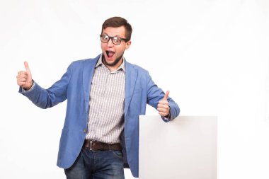 Sunu gösterilen, afiş üzerinde işaret eden adam genç teşvik