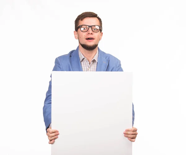 Молодий пожвавлений чоловік показує презентацію, вказуючи на плакат — стокове фото