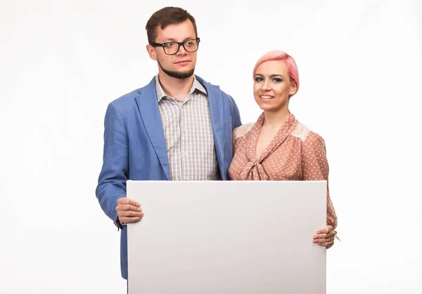 Молода впевнена пара, що показує плакат презентації — стокове фото