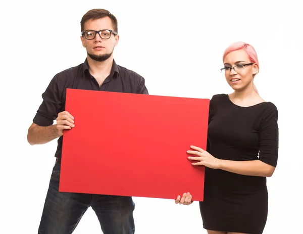 Młoda seksowna para pokazano prezentacji wskazującego afisz — Zdjęcie stockowe