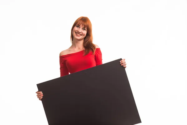 Joven mujer feliz mostrando la presentación, señalando en el cartel — Foto de Stock