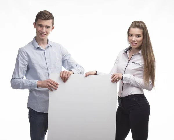 Jovem casal feliz mostrando apresentação apontando no cartaz — Fotografia de Stock