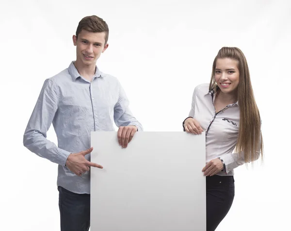 Unga lyckliga paret visar presentationen pekar på plakatet — Stockfoto