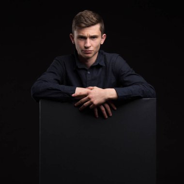 Sunu gösterilen g üzerinde afiş üzerinde işaret mutlu bir adam