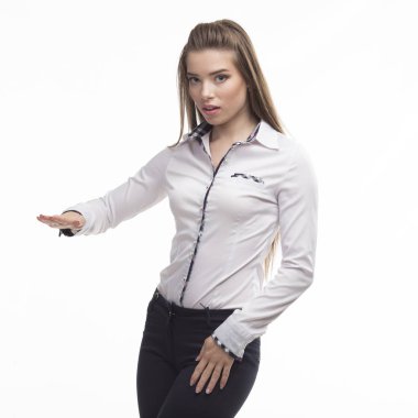 Sunuyu gösteren, üzerinde afiş üzerinde işaret mutlu kadın