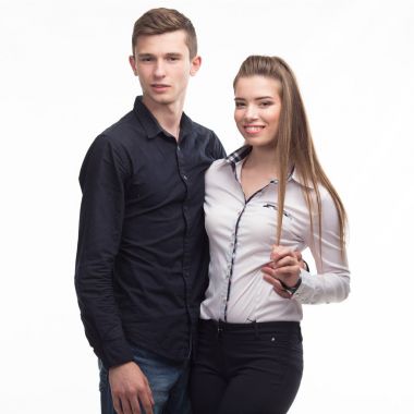 Genç mutlu çift gösteren sunu üzerinde afiş üzerinde işaret