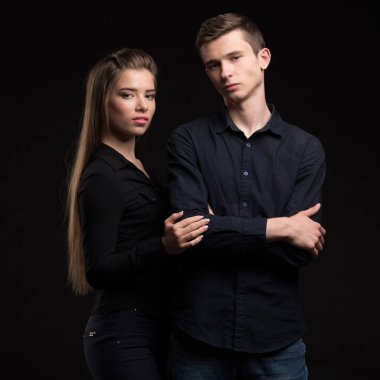 Genç mutlu çift gösteren sunu üzerinde afiş üzerinde işaret