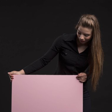 Sunuyu gösteren, üzerinde afiş üzerinde işaret mutlu kadın