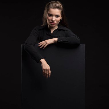 Sunuyu gösteren, üzerinde afiş üzerinde işaret mutlu kadın