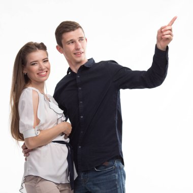 Genç mutlu çift gösteren sunu üzerinde afiş üzerinde işaret