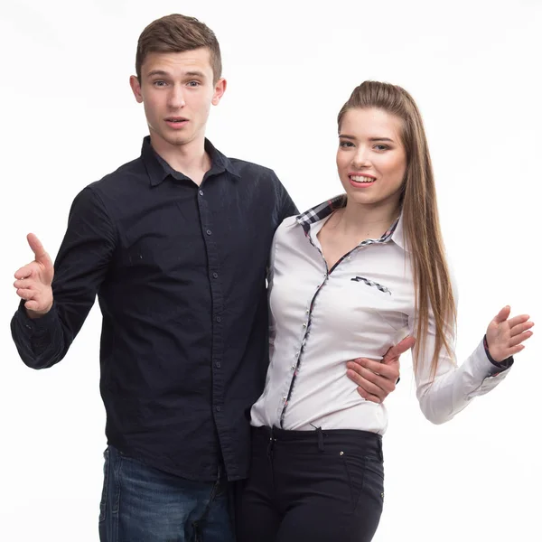 Unga lyckliga paret visar presentationen pekar på plakat över — Stockfoto