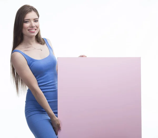 Молодая счастливая женщина показывает презентацию, указывая на плакат — стоковое фото