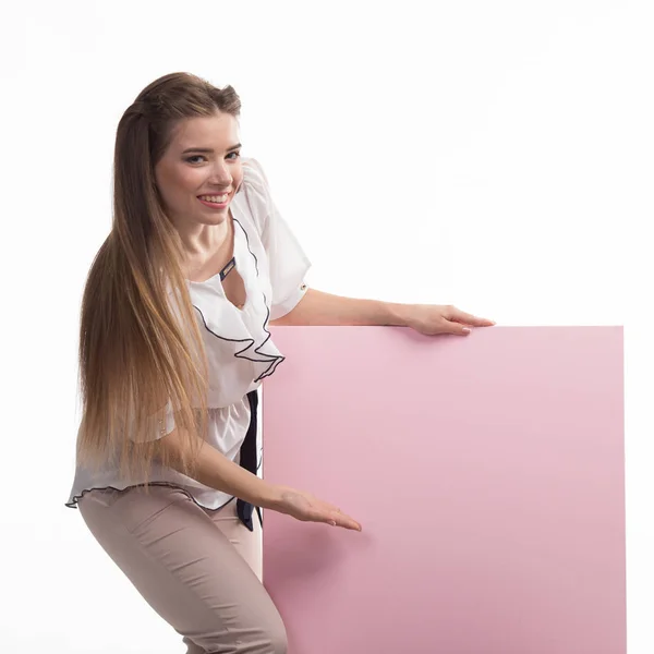 Fiatal, boldog nő bemutató prezentáció, rámutatva a plakát felső — Stock Fotó
