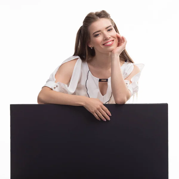 Jovem mulher feliz mostrando apresentação, apontando no cartaz sobre — Fotografia de Stock