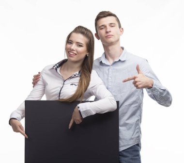 Genç mutlu çift gösteren sunu üzerinde afiş üzerinde işaret