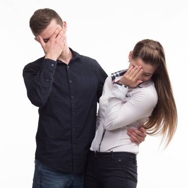 Genç mutlu çift gösteren sunu üzerinde afiş üzerinde işaret