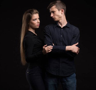 Genç mutlu çift gösteren sunu üzerinde afiş üzerinde işaret