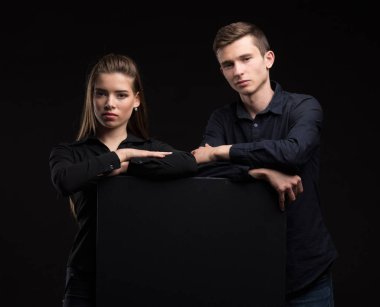 Kendine güvenen genç çift gösteren tanıtım afişini üzerinde işaret