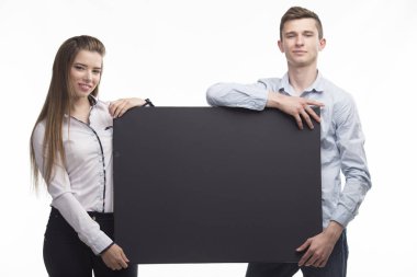 Genç mutlu çift gösteren tanıtım afişini üzerinde işaret