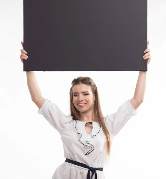 Молода щаслива жінка показує презентацію, вказуючи на плакат — стокове фото