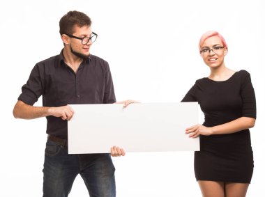 Sunu işaret gösterilen genç mutlu çift tasarlamak