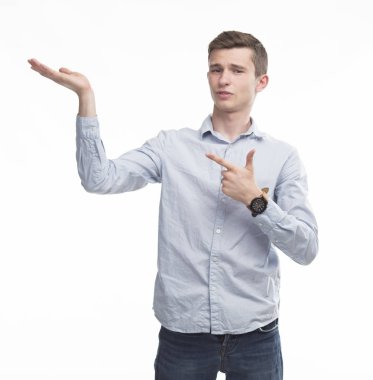 Kendine güvenen delikanlı sunu eller tarafından gösterilen