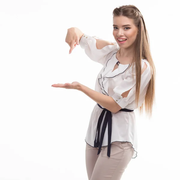 Joven mujer feliz mostrando por las manos — Foto de Stock