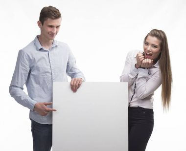 Genç mutlu çift gösteren tanıtım afişini üzerinde işaret