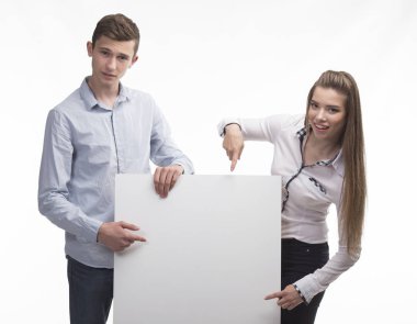 Genç mutlu çift gösteren tanıtım afişini üzerinde işaret