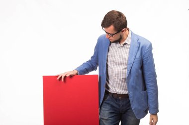 Sunu gösterilen, afiş üzerinde işaret dalgın delikanlı