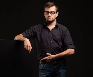 Sunu gösterilen, afiş üzerinde işaret dalgın delikanlı