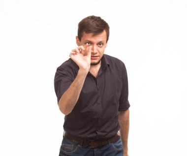 Kendine güvenen delikanlı eller tarafından gösterilen