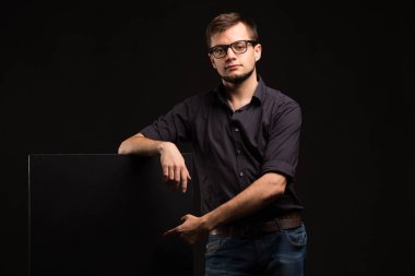 Sunu gösterilen, afiş üzerinde işaret kendine güvenen delikanlı