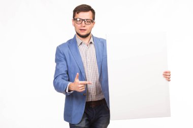 Sunu gösterilen, afiş üzerinde işaret eden adam genç hareketlendirdi