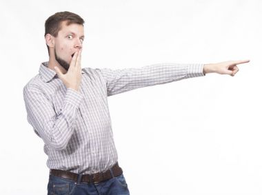 Eller tarafından gösterilen genç şaşırmış adam