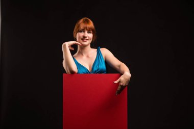 Sunu gösterilen, afiş üzerinde işaret mutlu kadın