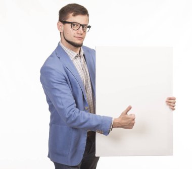 Sunu gösterilen, afiş üzerinde işaret dalgın delikanlı